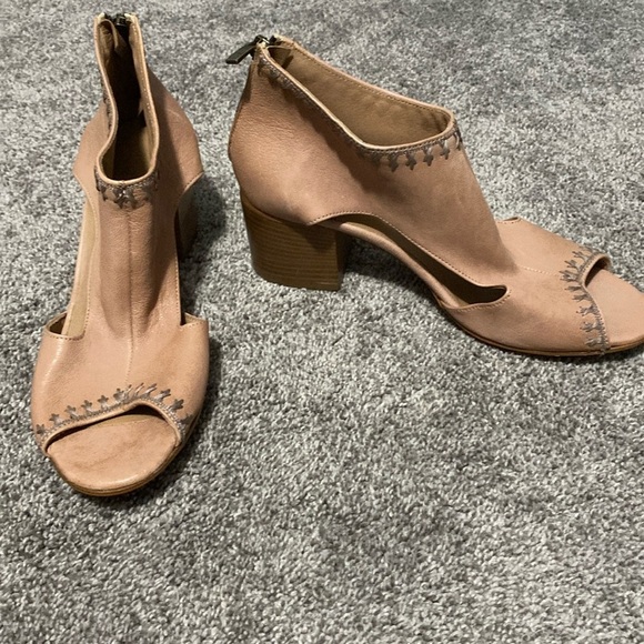 Vero Cuoio Sundance Women’s Leather Peep-Toe Block Heel Shoes Embroidered Sz 40 - Picture 1 of 9